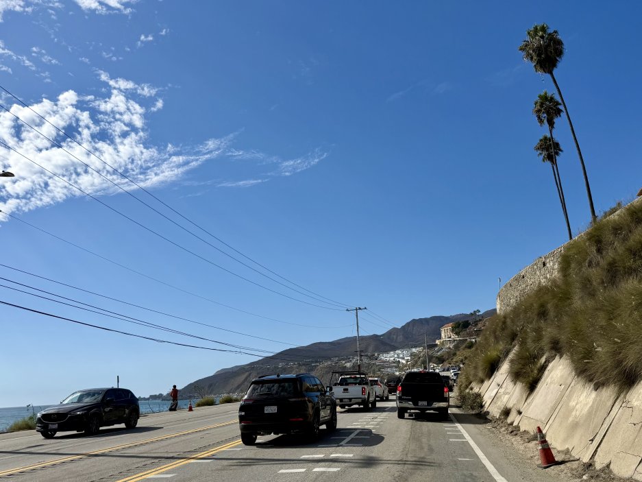 Pacific Coast Highway - Cesta z Palisades do Malibu. Ikonická silnice, po které se z města odjíždí k oceánu i k ožehnutým svahům.