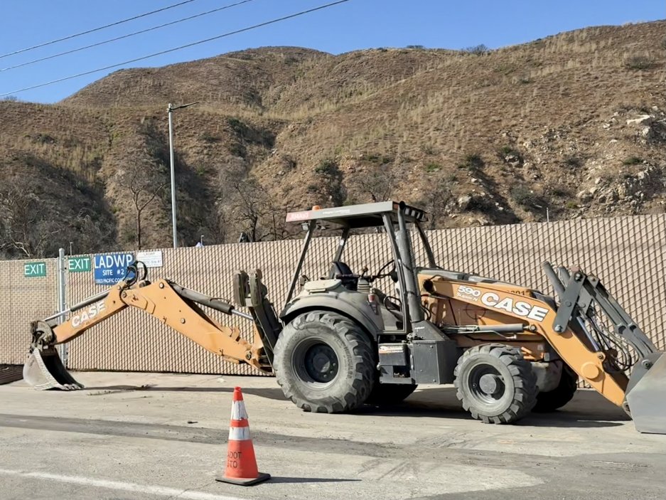 Malibu Canyon - Těžká technika na místě bývalých požářišť. Každý metr svahu tu znamená další bitvu s terénem i povoleními.