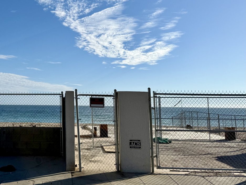Malibu Beachfront - Ploty a cedule No Trespassing oddělují zničené pozemky od oceánu. Tam, kde bývaly plážové vily, je teď jen beton a ticho.