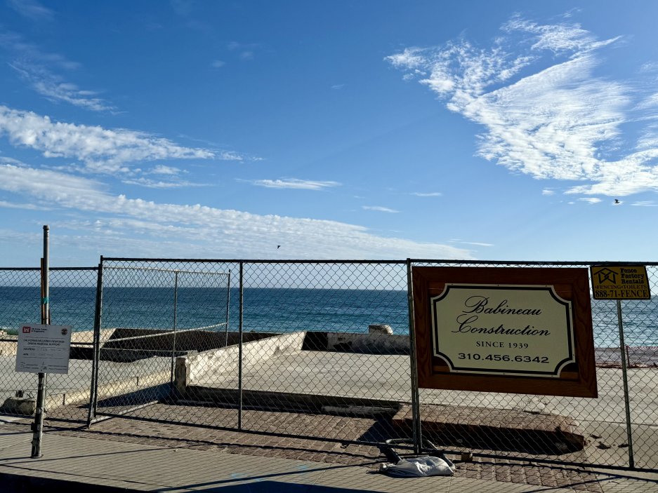Malibu – Babineau Construction - Stavbaři se vracejí. Z popela vyrůstají první nové domy, přestože mnozí majitelé stále čekají na pojistné plnění.