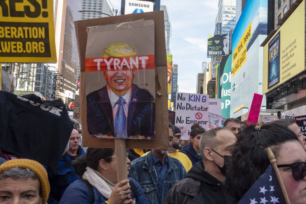 Demonstranti se již potřetí od Trumpova lednového návratu do Bílého domu sešli pod heslem No Kings (Žádní králové) a dávali hlasitě najevo, že jeho způsob vlády považují za posun od demokracie k autoritářství