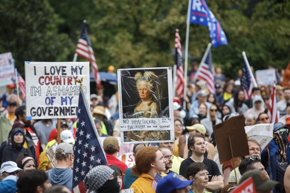 Demonstranti se již potřetí od Trumpova lednového návratu do Bílého domu sešli pod heslem No Kings (Žádní králové) a dávali hlasitě najevo, že jeho způsob vlády považují za posun od demokracie k autoritářství