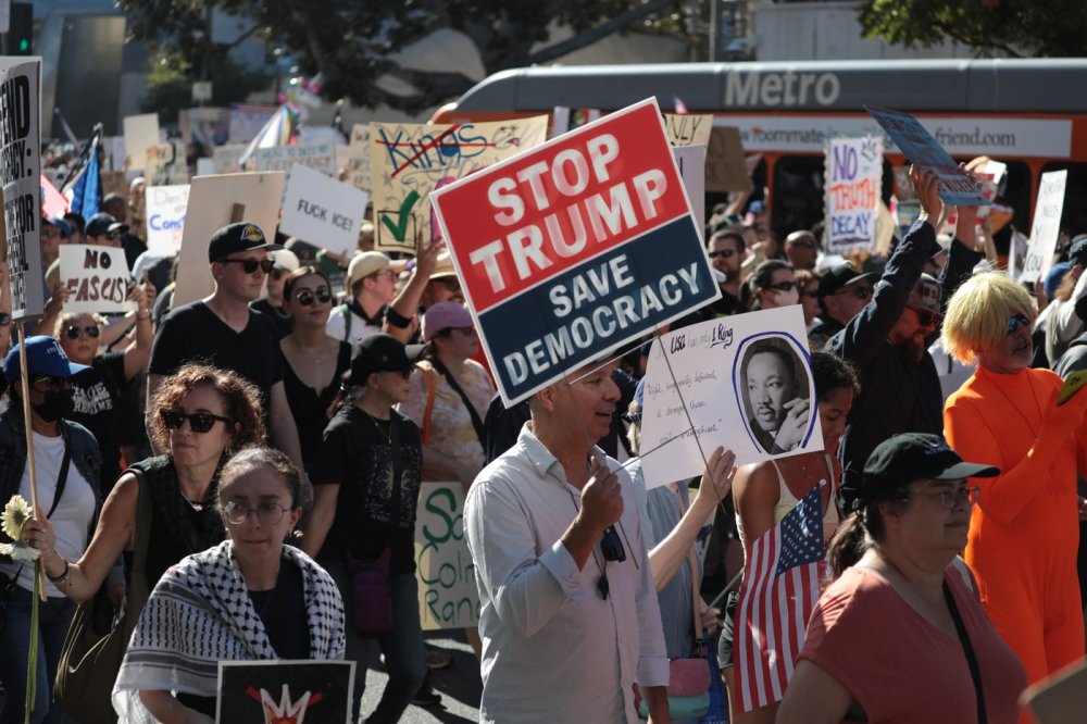 Demonstranti se již potřetí od Trumpova lednového návratu do Bílého domu sešli pod heslem No Kings (Žádní králové) a dávali hlasitě najevo, že jeho způsob vlády považují za posun od demokracie k autoritářství