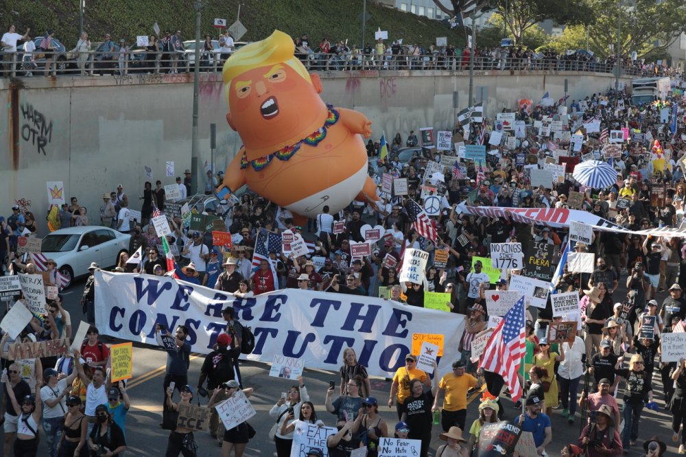 Demonstranti se již potřetí od Trumpova lednového návratu do Bílého domu sešli pod heslem No Kings (Žádní králové) a dávali hlasitě najevo, že jeho způsob vlády považují za posun od demokracie k autoritářství