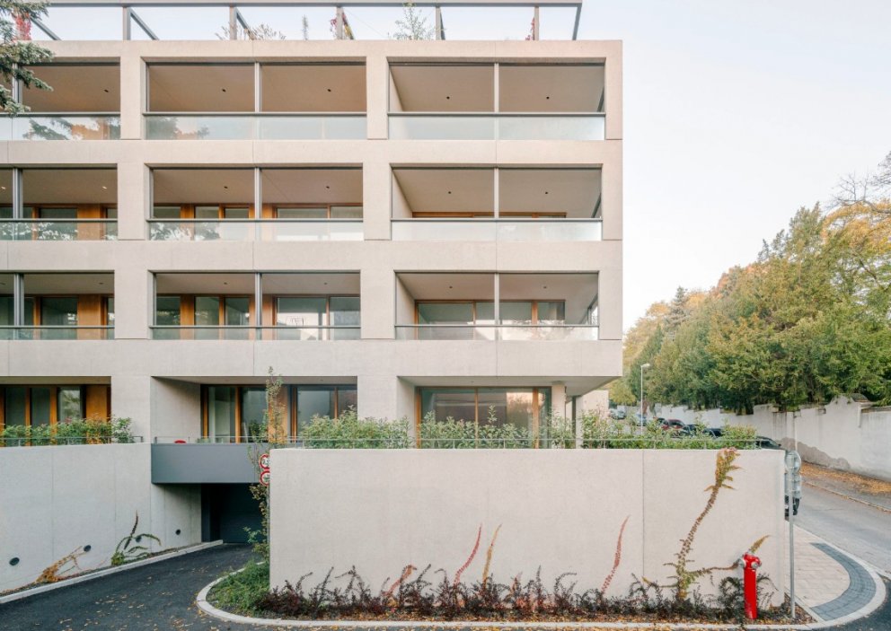 Bytový dům Hausberg podle projektu Ilji Skočka, který spolupracoval s Danicou Ščepkovou, Michalem Dindou a Michalem Kontšekem a Katarínou Čárskou.