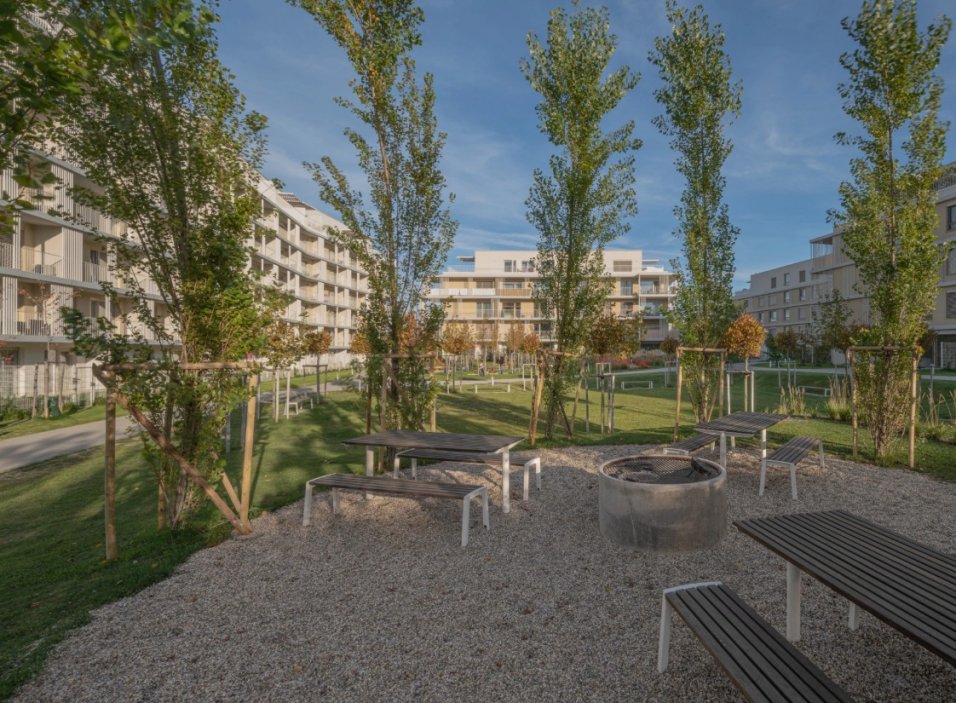 Bytový dům Nový Ružinov od ateliéru Compass Architekti, který na projektu spolupracoval ještě s ateliérem Laboratórium architektury krajiny.