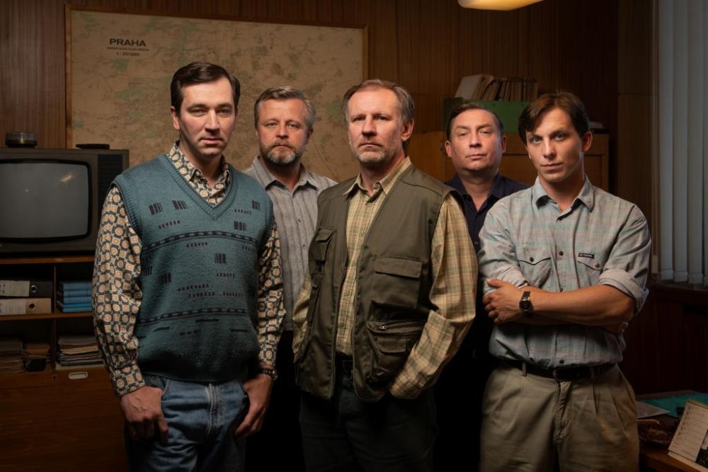 Seriál ČT Devadesátky, vyšetřovací tým, zleva herci Ondřej Sokol, Vasil Fridrich, Martin Finger, Robert Mikluš a Kryštof Bartoš.