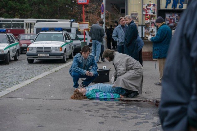 Seriál ČT Devadesátky, epizoda druhá Král diskoték, herci Kryštof Bartoš, Robert Mikluš a Vasil Fridrich v roli vyšetřovatelů.