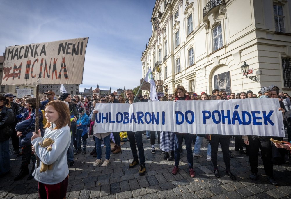 Lidé protestovali proti obsazení resortu životního prostředí Motoristy