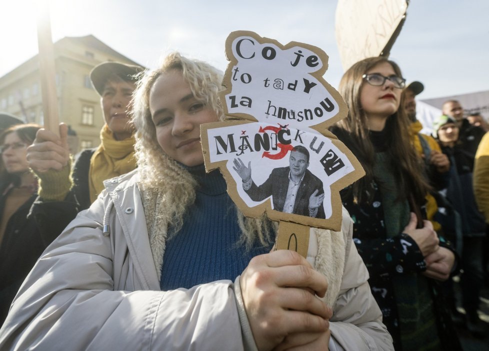 Lidé protestovali proti obsazení resortu životního prostředí Motoristy