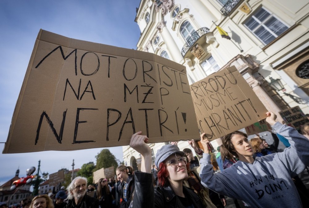 Lidé protestovali proti obsazení resortu životního prostředí Motoristy