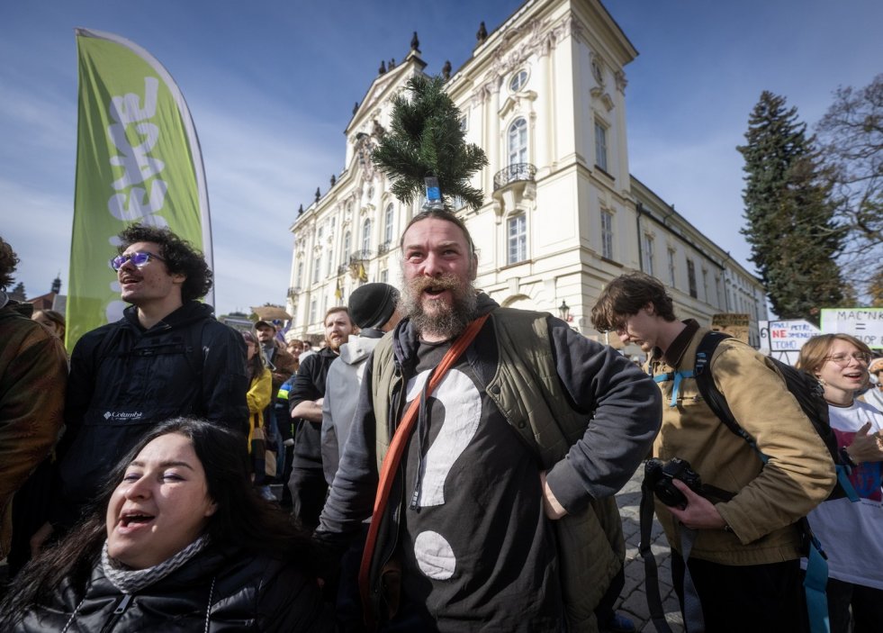 Lidé protestovali proti obsazení resortu životního prostředí Motoristy