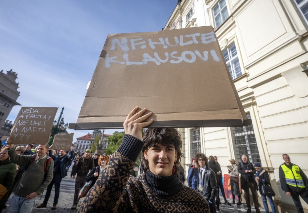 Lidé protestovali proti obsazení resortu životního prostředí Motoristy