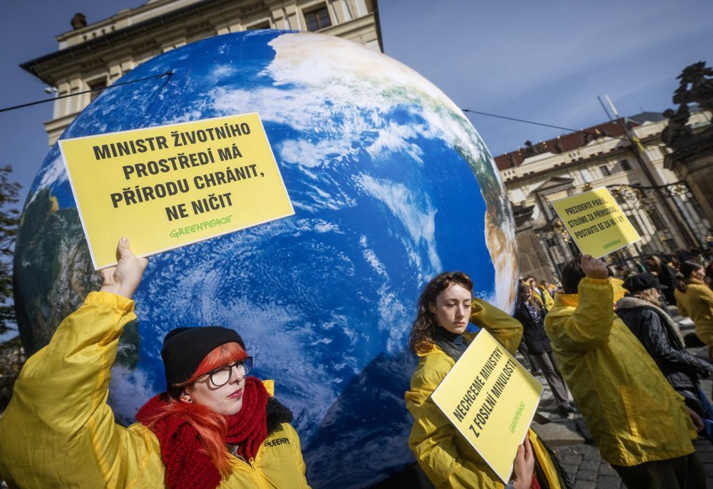 Lidé protestovali proti obsazení resortu životního prostředí Motoristy