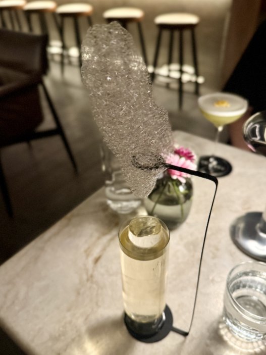 Laterna magika – experimentální drink Sluha dvou pánů s efektní pěnou, který propojuje svět divadla a mixologie