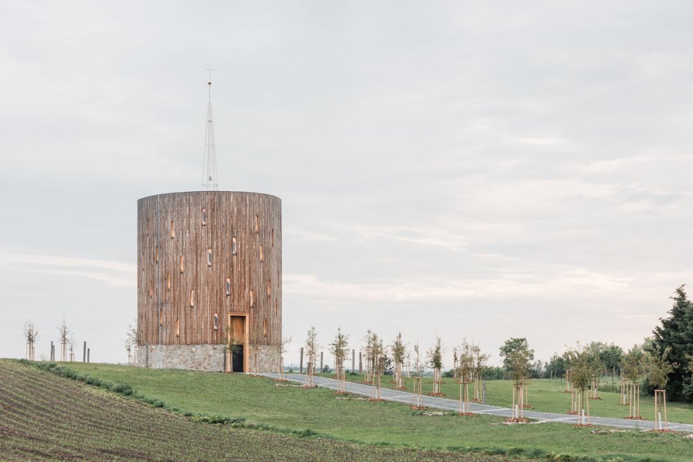 Grand Prix Architektů - Národní cenu za architekturu letos získala kaple Panny Marie Bolestné, která podle návrhu Jana Říčného vyrostla v Nesvačilce u Brna.