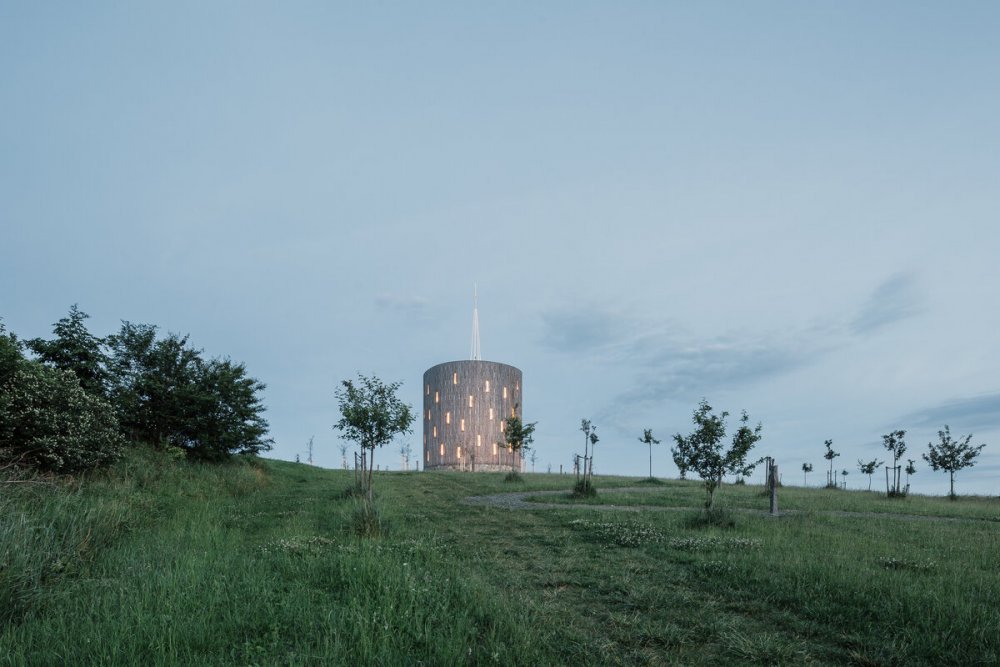 Grand Prix Architektů - Národní cenu za architekturu letos získala kaple Panny Marie Bolestné, která podle návrhu Jana Říčného vyrostla v Nesvačilce u Brna.