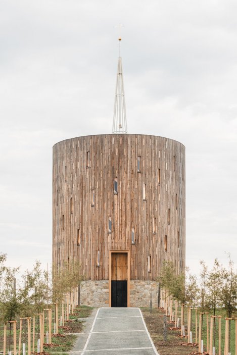 Grand Prix Architektů - Národní cenu za architekturu letos získala kaple Panny Marie Bolestné, která podle návrhu Jana Říčného vyrostla v Nesvačilce u Brna.