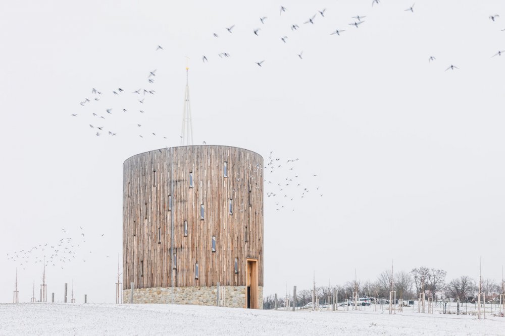 Grand Prix Architektů - Národní cenu za architekturu letos získala kaple Panny Marie Bolestné, která podle návrhu Jana Říčného vyrostla v Nesvačilce u Brna.