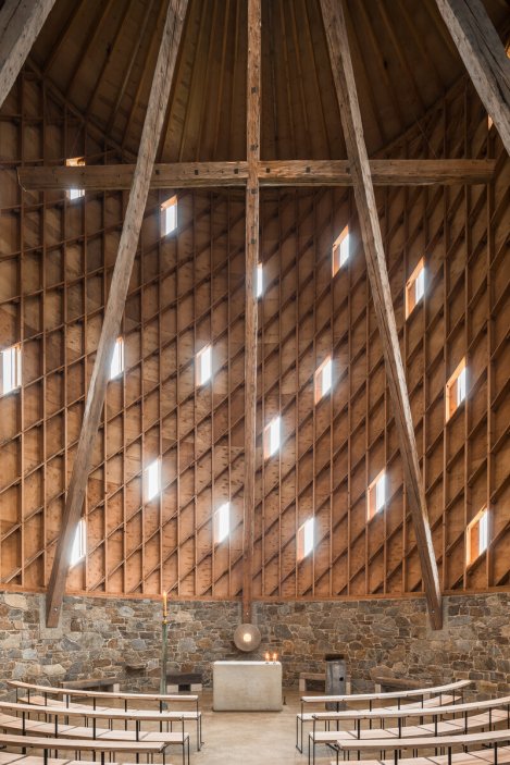 Grand Prix Architektů - Národní cenu za architekturu letos získala kaple Panny Marie Bolestné, která podle návrhu Jana Říčného vyrostla v Nesvačilce u Brna.