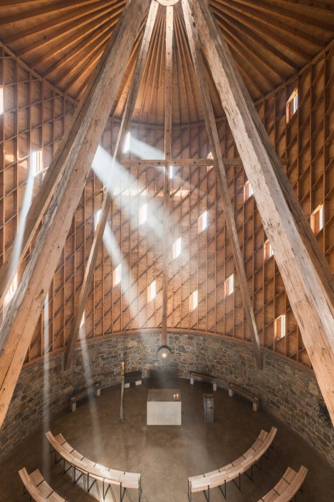 Grand Prix Architektů - Národní cenu za architekturu letos získala kaple Panny Marie Bolestné, která podle návrhu Jana Říčného vyrostla v Nesvačilce u Brna.