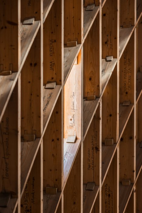 Grand Prix Architektů - Národní cenu za architekturu letos získala kaple Panny Marie Bolestné, která podle návrhu Jana Říčného vyrostla v Nesvačilce u Brna.