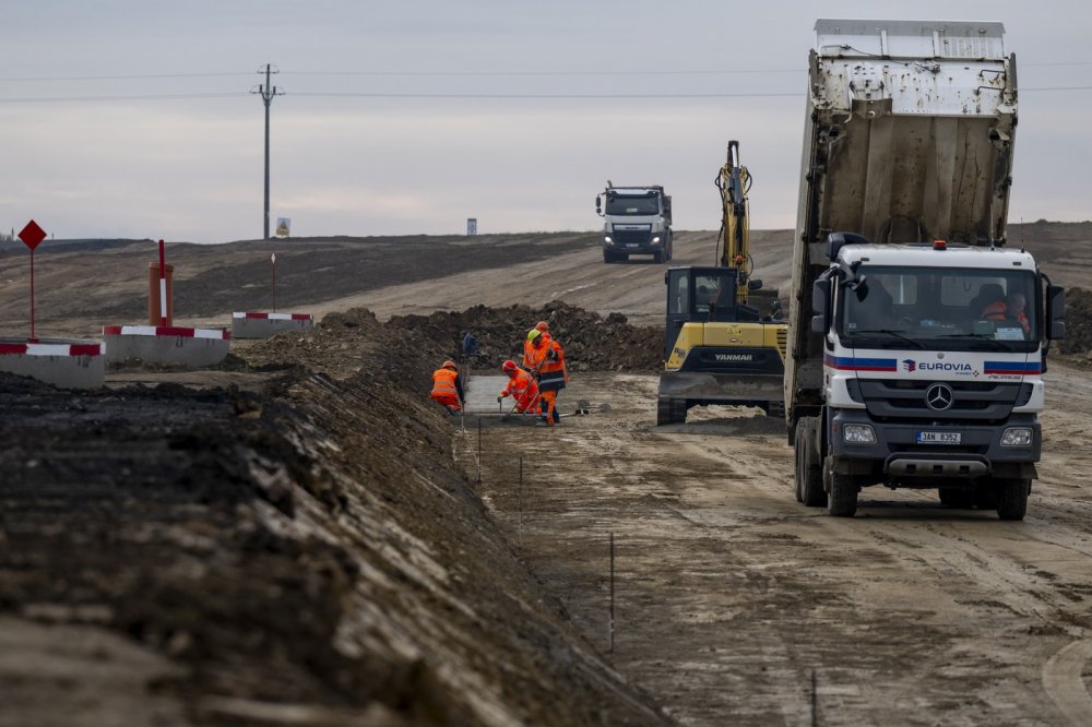 Pokračující výstavba Pražského okruhu (D0) mezi Běchovicemi a dálnicí D1 v okolí Dubče