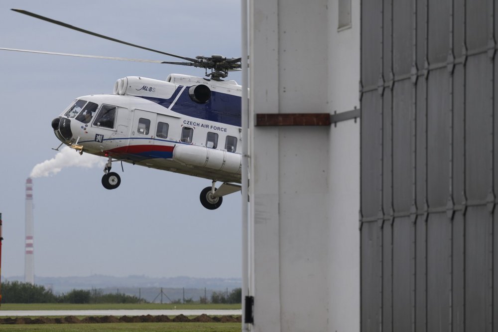 Armáda se slavnostně rozloučila s posledním vrtulníkem Mi-8