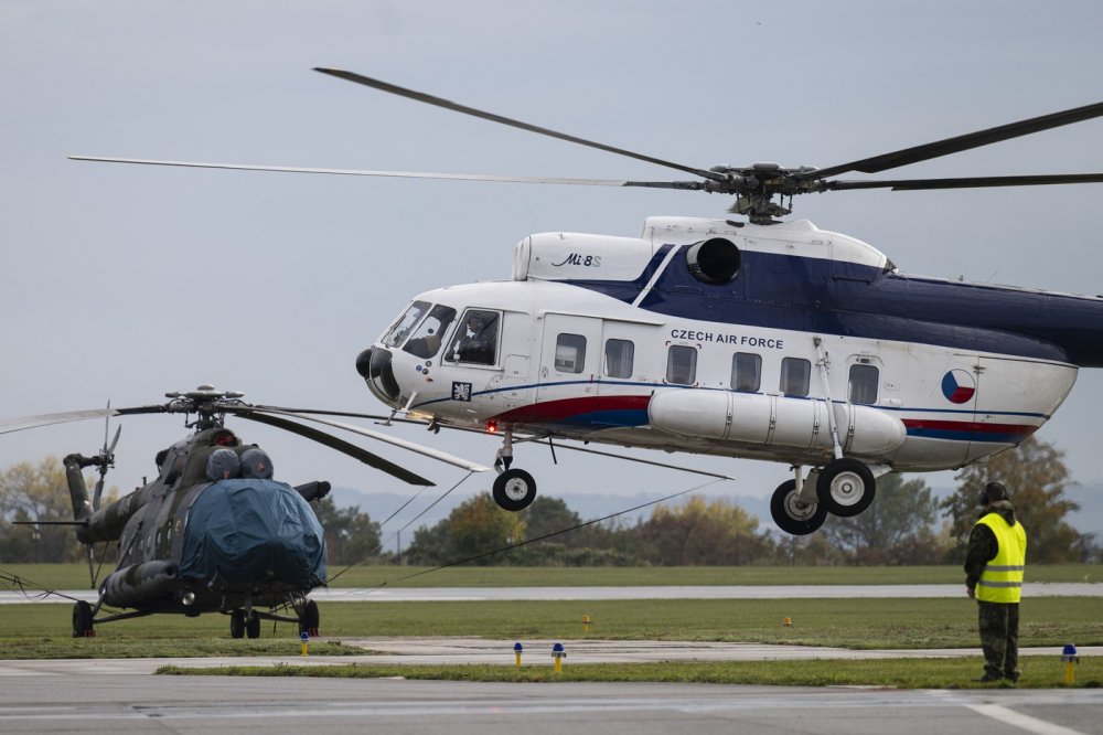 Armáda se slavnostně rozloučila s posledním vrtulníkem Mi-8