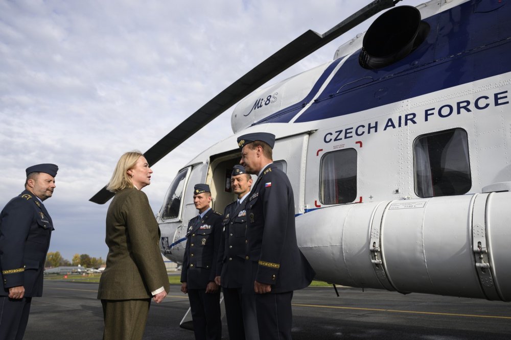Armáda se slavnostně rozloučila s posledním vrtulníkem Mi-8