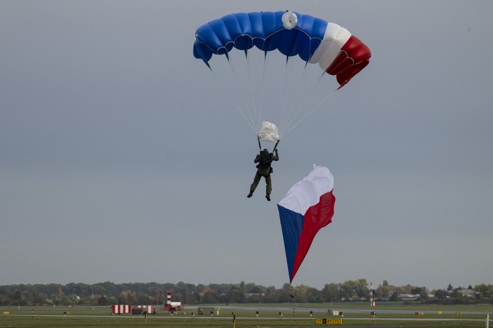 Armáda se slavnostně rozloučila s posledním vrtulníkem Mi-8