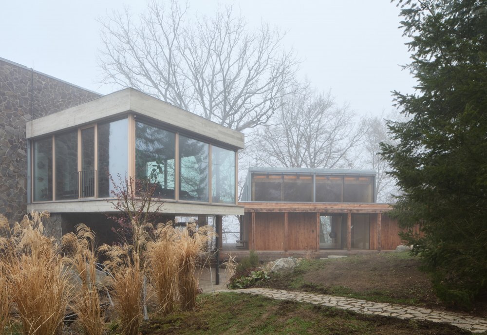 Přístavba rodinného domu na temeni svahu údolí Sázavy, zvaného Zlatý kaňon.