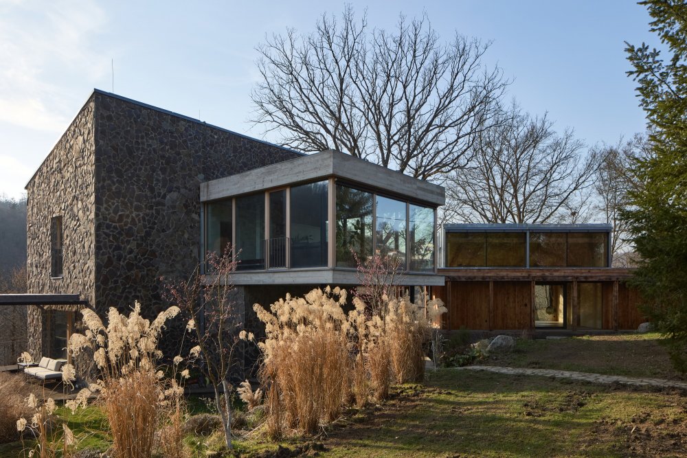 Přístavba rodinného domu na temeni svahu údolí Sázavy, zvaného Zlatý kaňon.
