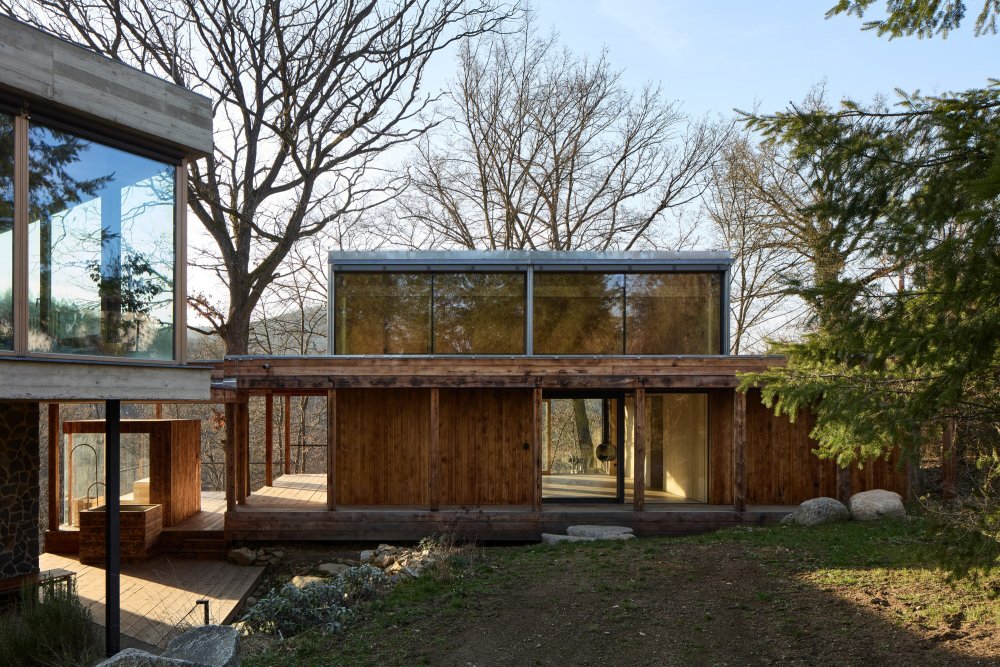 Přístavba rodinného domu na temeni svahu údolí Sázavy, zvaného Zlatý kaňon.