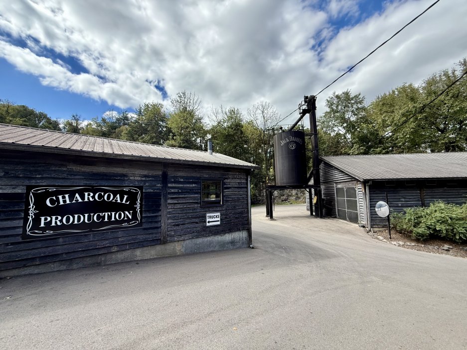 Charcoal Production – místo, kde se pálí javor pro výrobu uhlí používaného při filtraci whiskey