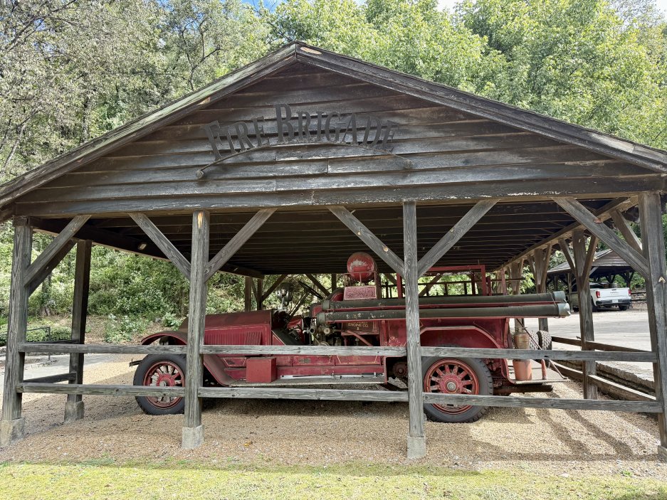 Historické hasičské auto připomíná, že palírna měla vlastní brigádu kvůli častým požárům