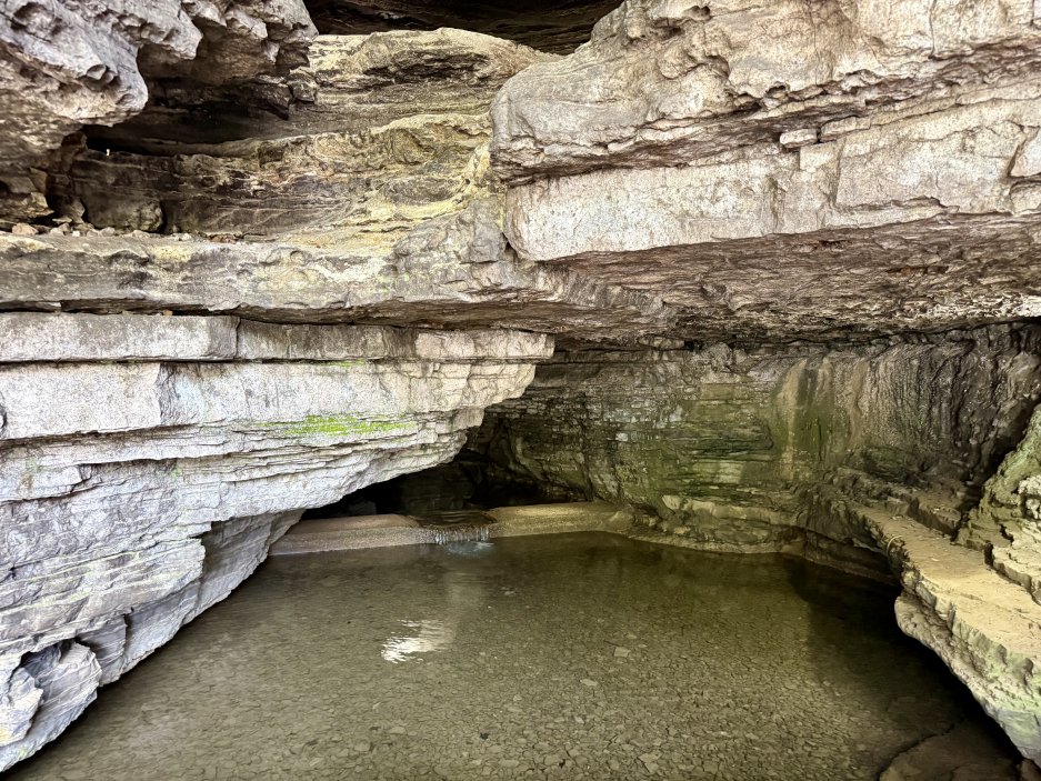 Jeskynní pramen Cave Spring Hollow – zdroj křišťálově čisté vody bez železa, srdce každé kapky Jack Daniel’s