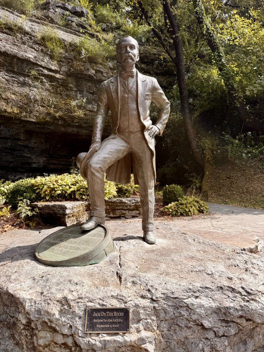 Bronzová socha „Jack on the Rocks“ stojí přímo u Cave Spring Hollow