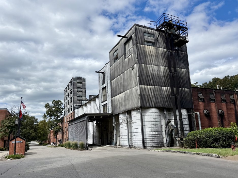 Industriální srdce palírny – destilační budovy, sklady a potrubí tvořící ikonický komplex v Lynchburgu