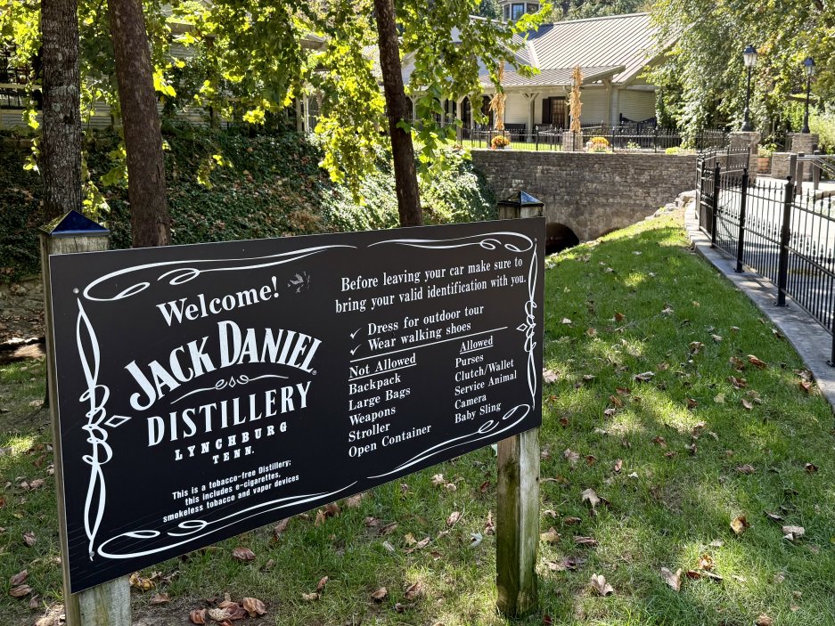 Vstupní brána do palírny v Lynchburgu – města, kde se whiskey vyrábí, ale nesmí prodávat
