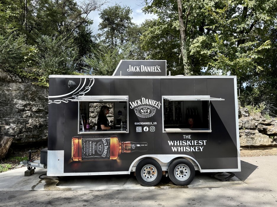 Food truck značky Jack Daniel’s nabízí ledové tříště se slavnou whiskey přímo v areálu palírny během prohlídky