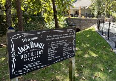 Vstupní brána do palírny v Lynchburgu – města, kde se whiskey vyrábí, ale nesmí prodávat