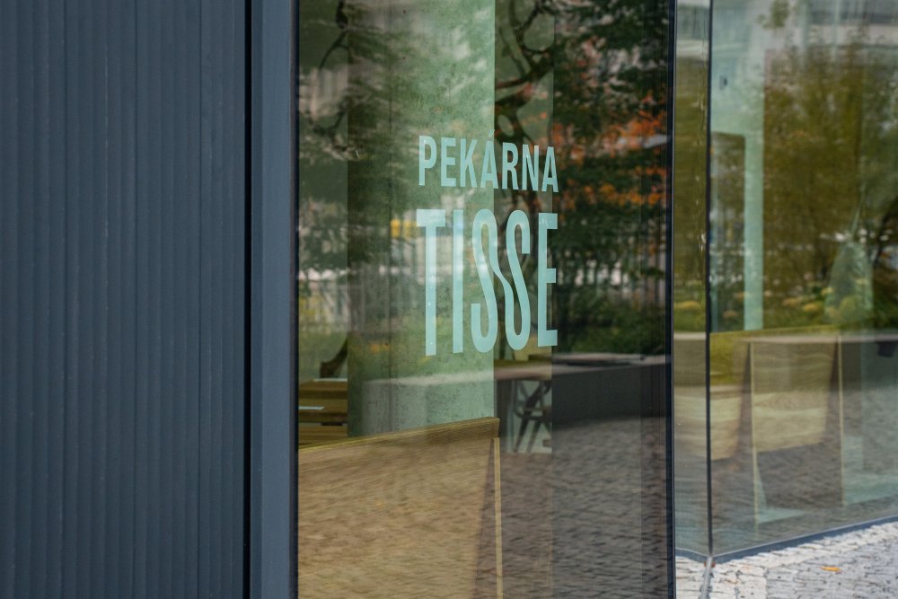 TISSE Bakery pod vedením Ivana Basina a Elizavety Timkiny spojuje ruční řemeslo s analytickým přístupem. Všechny receptury i procesy zde pečlivě zkoumají, testují a neustále vylepšují, aby zákazníci dostali nejvyšší možnou kvalitu pečiva. To lze nově ochutnat také na Smíchově, kde vznikla již třetí pobočka TISSE Bakery. Zkraje roku 2026 pak přibude další, tentokrát v Karlíně.