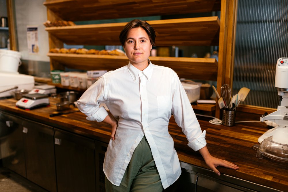 TISSE Bakery pod vedením Ivana Basina a Elizavety Timkiny spojuje ruční řemeslo s analytickým přístupem. Všechny receptury i procesy zde pečlivě zkoumají, testují a neustále vylepšují, aby zákazníci dostali nejvyšší možnou kvalitu pečiva. To lze nově ochutnat také na Smíchově, kde vznikla již třetí pobočka TISSE Bakery. Zkraje roku 2026 pak přibude další, tentokrát v Karlíně.