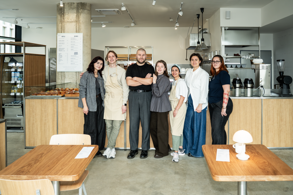 TISSE Bakery pod vedením Ivana Basina a Elizavety Timkiny spojuje ruční řemeslo s analytickým přístupem. Všechny receptury i procesy zde pečlivě zkoumají, testují a neustále vylepšují, aby zákazníci dostali nejvyšší možnou kvalitu pečiva. To lze nově ochutnat také na Smíchově, kde vznikla již třetí pobočka TISSE Bakery. Zkraje roku 2026 pak přibude další, tentokrát v Karlíně.