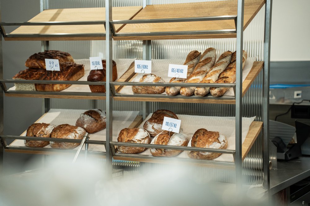 TISSE Bakery pod vedením Ivana Basina a Elizavety Timkiny spojuje ruční řemeslo s analytickým přístupem. Všechny receptury i procesy zde pečlivě zkoumají, testují a neustále vylepšují, aby zákazníci dostali nejvyšší možnou kvalitu pečiva. To lze nově ochutnat také na Smíchově, kde vznikla již třetí pobočka TISSE Bakery. Zkraje roku 2026 pak přibude další, tentokrát v Karlíně.