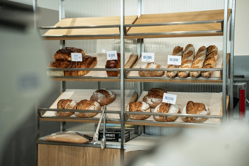 TISSE Bakery pod vedením Ivana Basina a Elizavety Timkiny spojuje ruční řemeslo s analytickým přístupem. Všechny receptury i procesy zde pečlivě zkoumají, testují a neustále vylepšují, aby zákazníci dostali nejvyšší možnou kvalitu pečiva. To lze nově ochutnat také na Smíchově, kde vznikla již třetí pobočka TISSE Bakery. Zkraje roku 2026 pak přibude další, tentokrát v Karlíně.