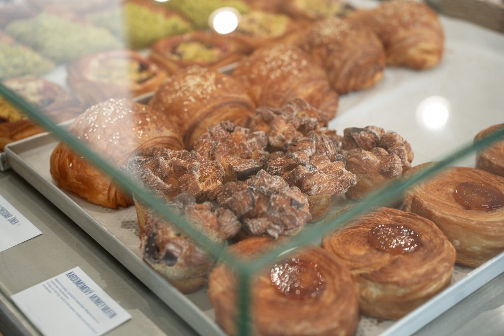 TISSE Bakery pod vedením Ivana Basina a Elizavety Timkiny spojuje ruční řemeslo s analytickým přístupem. Všechny receptury i procesy zde pečlivě zkoumají, testují a neustále vylepšují, aby zákazníci dostali nejvyšší možnou kvalitu pečiva. To lze nově ochutnat také na Smíchově, kde vznikla již třetí pobočka TISSE Bakery. Zkraje roku 2026 pak přibude další, tentokrát v Karlíně.