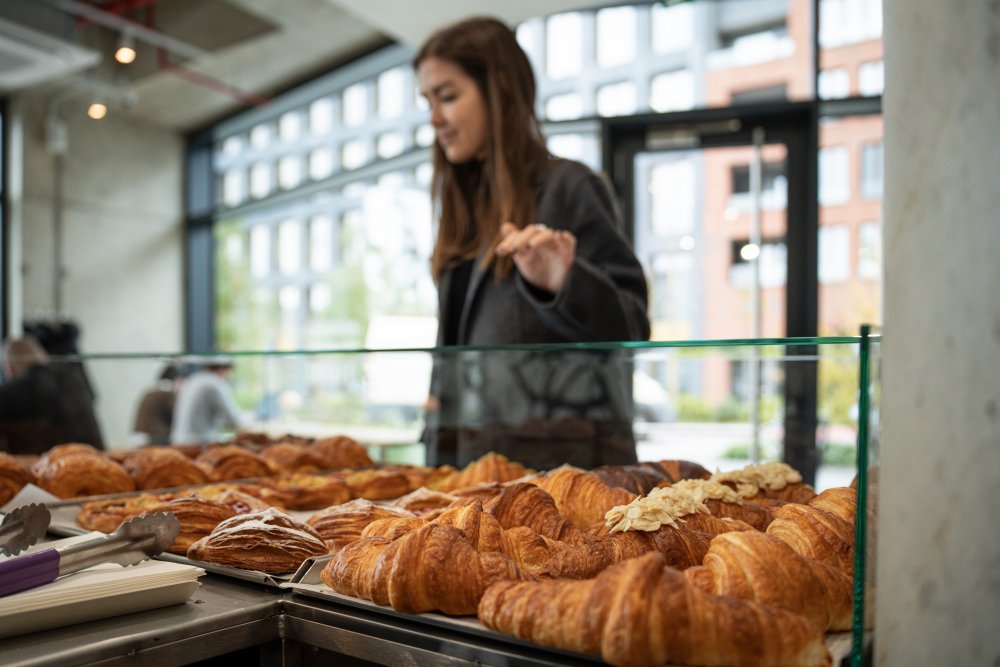 TISSE Bakery pod vedením Ivana Basina a Elizavety Timkiny spojuje ruční řemeslo s analytickým přístupem. Všechny receptury i procesy zde pečlivě zkoumají, testují a neustále vylepšují, aby zákazníci dostali nejvyšší možnou kvalitu pečiva. To lze nově ochutnat také na Smíchově, kde vznikla již třetí pobočka TISSE Bakery. Zkraje roku 2026 pak přibude další, tentokrát v Karlíně.