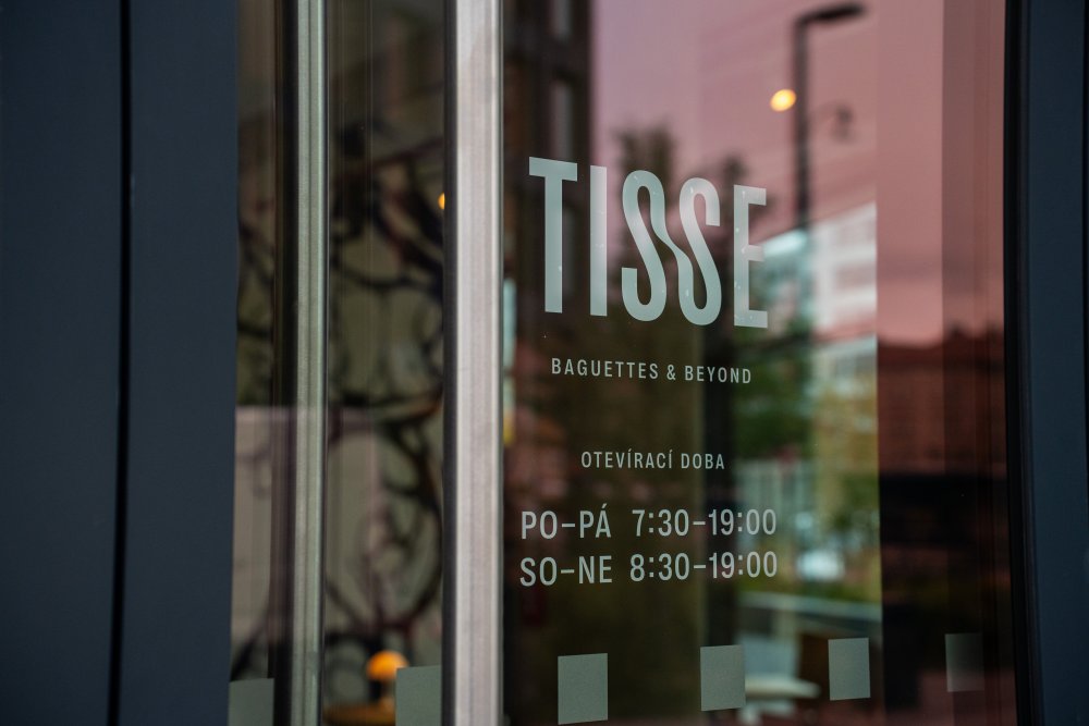 TISSE Bakery pod vedením Ivana Basina a Elizavety Timkiny spojuje ruční řemeslo s analytickým přístupem. Všechny receptury i procesy zde pečlivě zkoumají, testují a neustále vylepšují, aby zákazníci dostali nejvyšší možnou kvalitu pečiva. To lze nově ochutnat také na Smíchově, kde vznikla již třetí pobočka TISSE Bakery. Zkraje roku 2026 pak přibude další, tentokrát v Karlíně.
